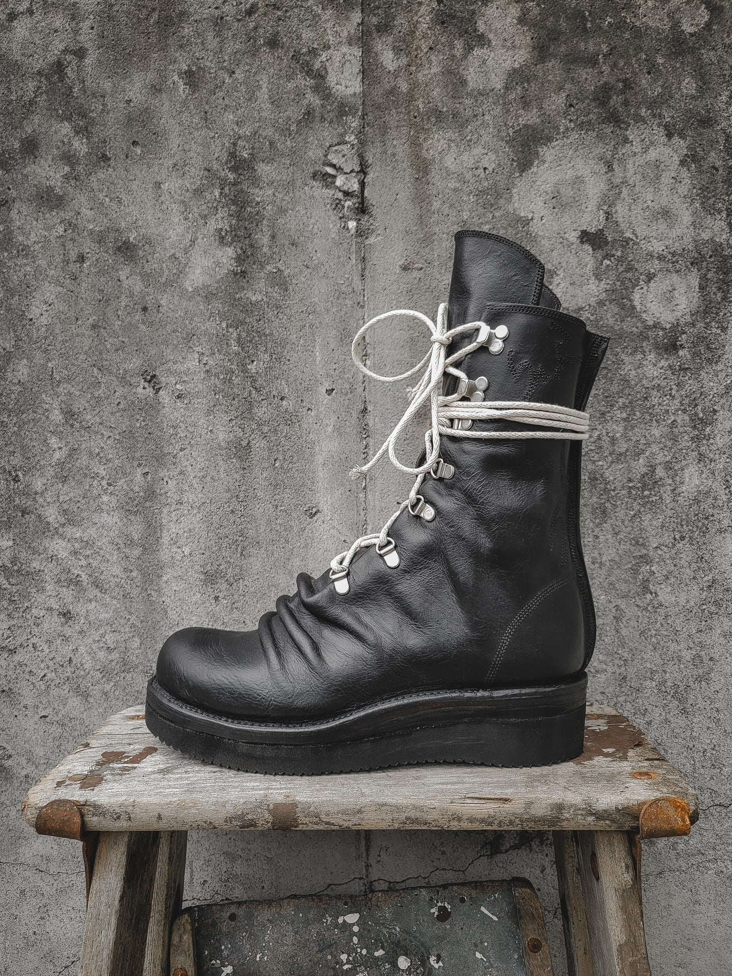 R008 Wholecut: Black (Oil Finish)