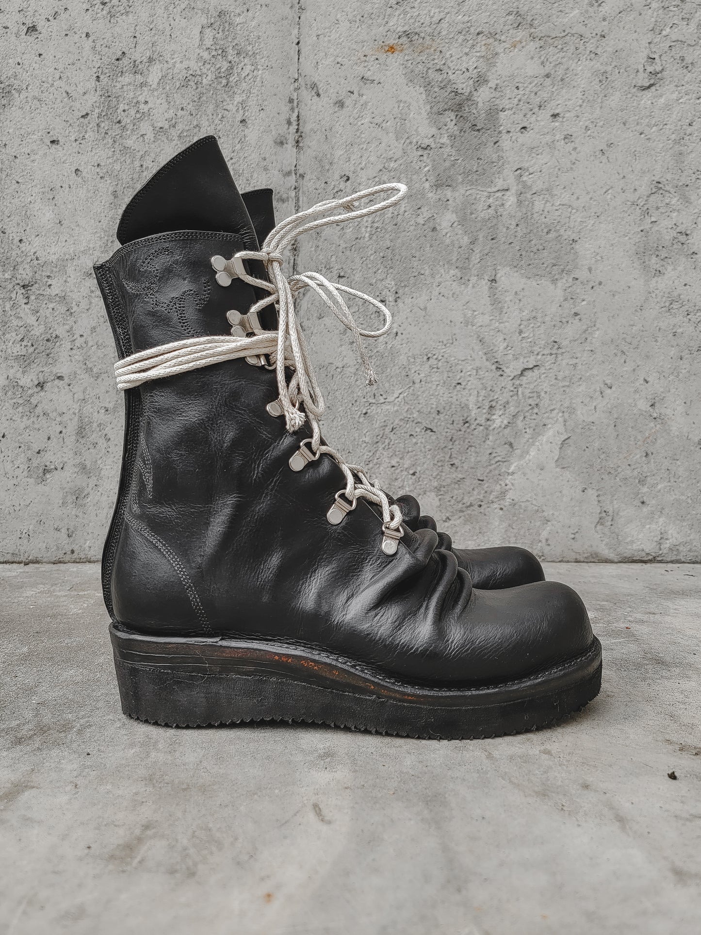 R008 Wholecut: Black (Oil Finish)