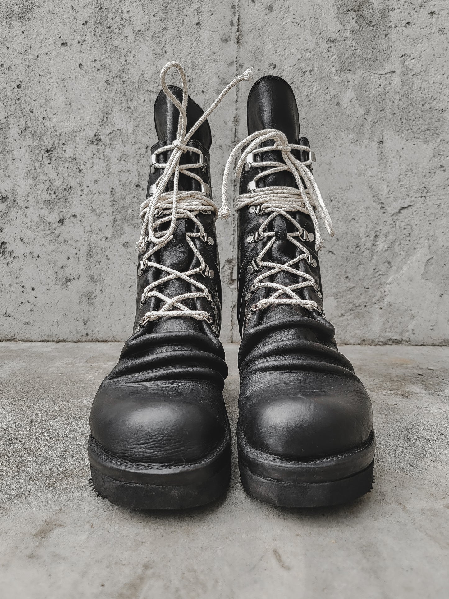 R008 Wholecut: Black (Oil Finish)