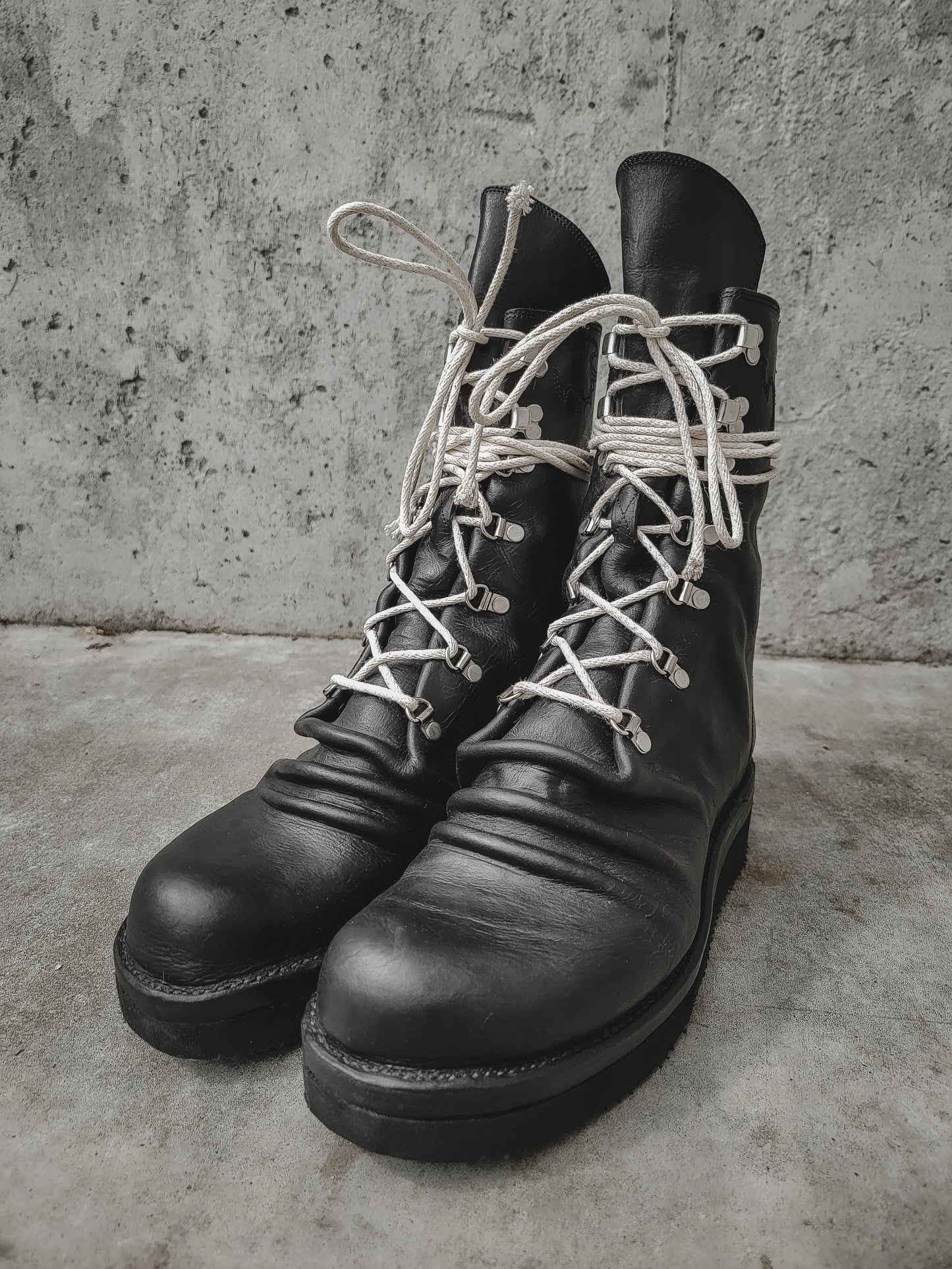 R008 Wholecut: Black (Oil Finish)