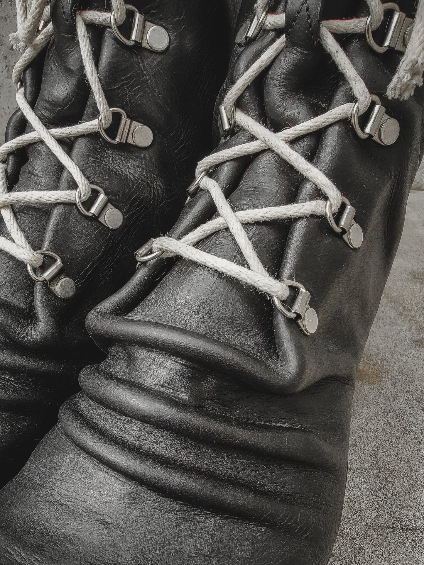 R008 Wholecut: Black (Oil Finish)