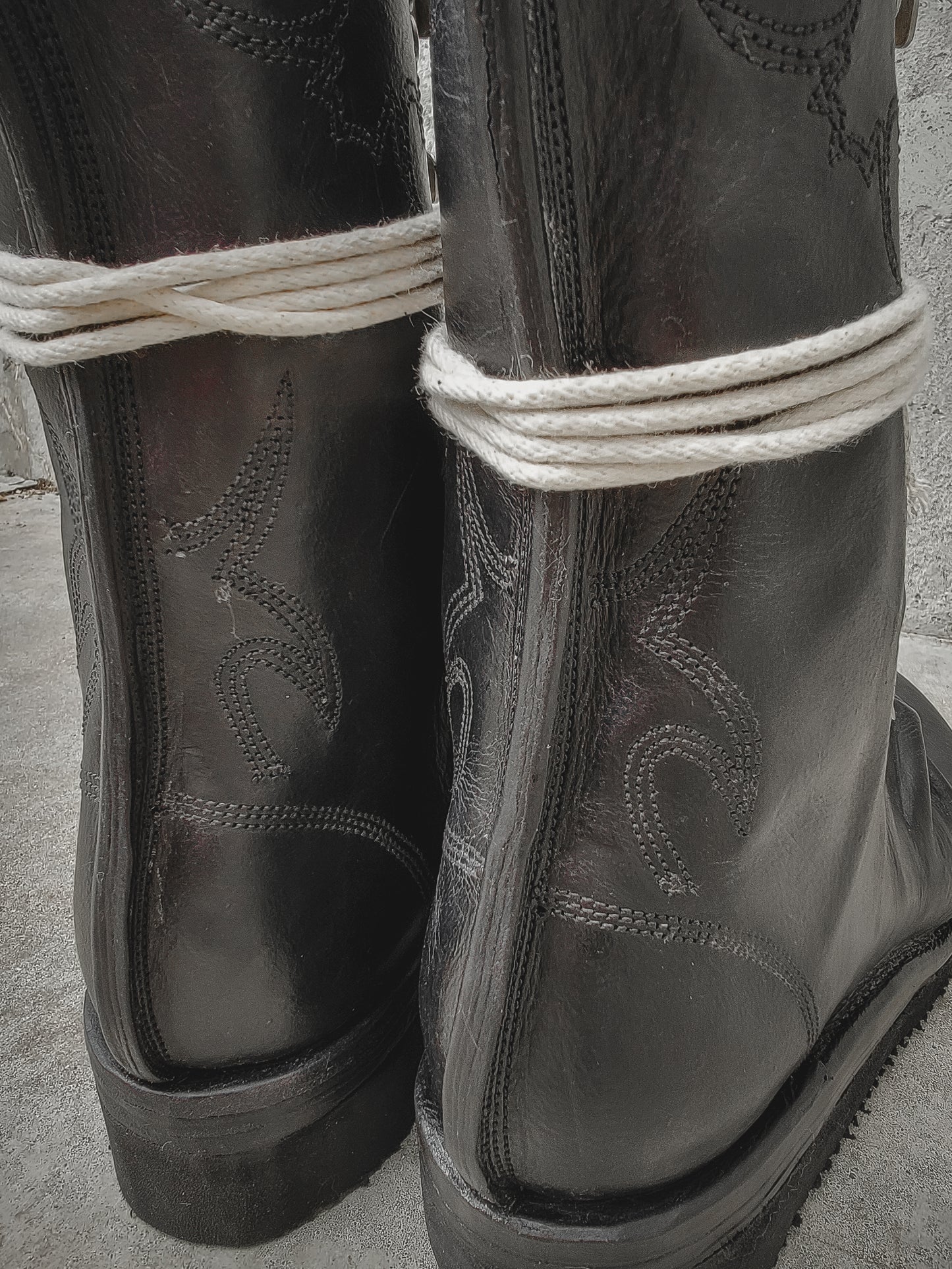 R008 Wholecut: Black (Oil Finish)