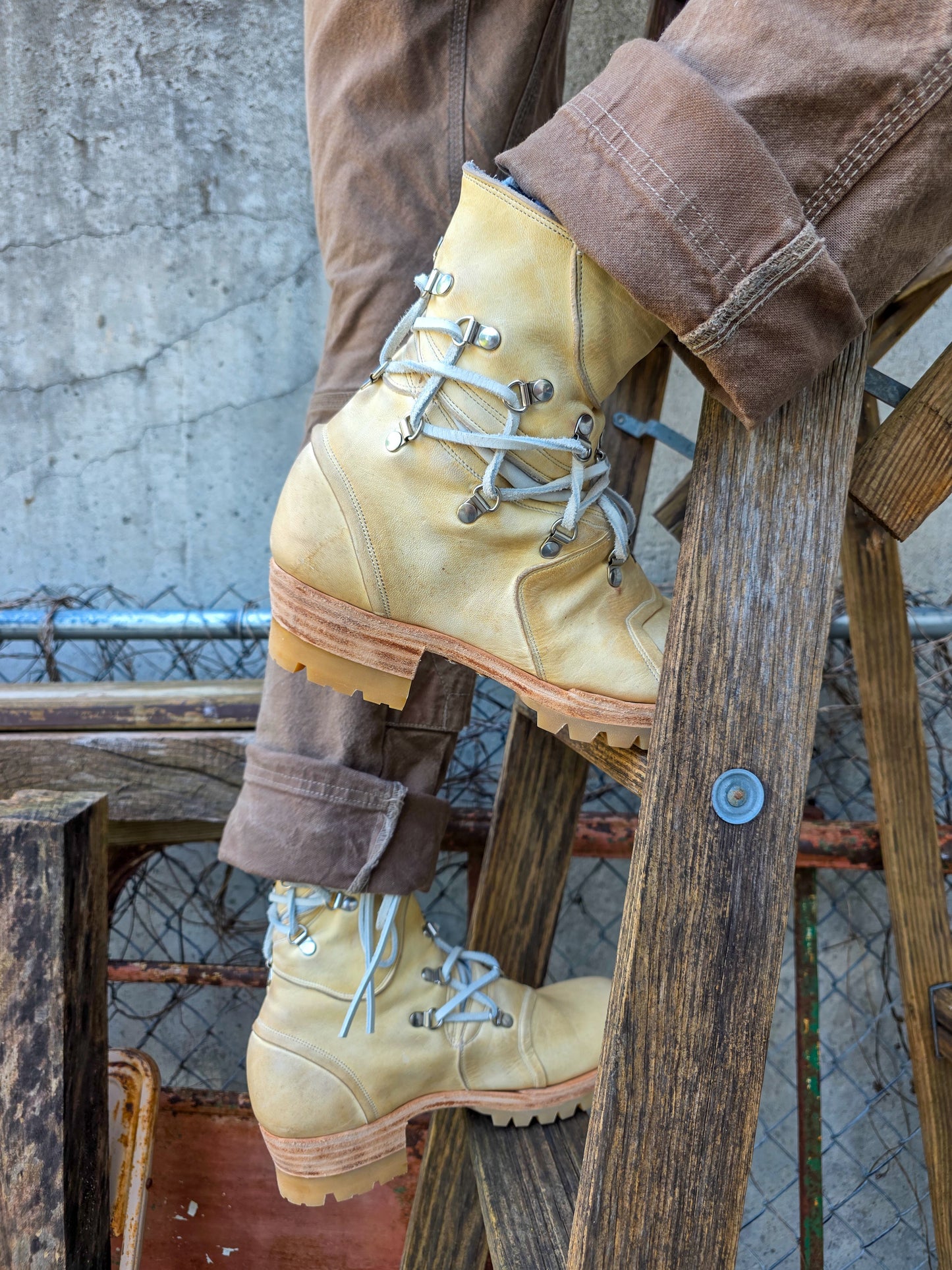R0014 DirtyWhite/Aged Straw in Smooth Horse Shoulder